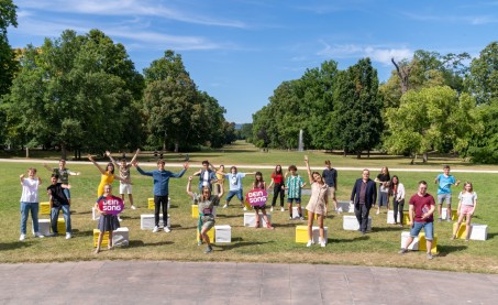 Cast der diesj&auml;hrigen Staffel &quot;Dein Song&quot; auf einer gro&szlig;en Wiese.