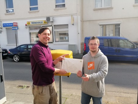 Lucas und Andr&eacute; vor dem Briefkasten, die Bewerbungsunterlagen in den H&auml;nden.