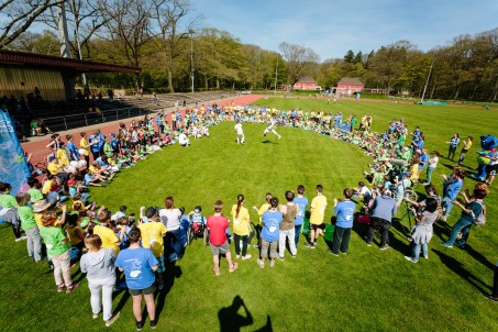 Kinder mit und ohne Behinderung machen im Aachener Waldstadion Sport