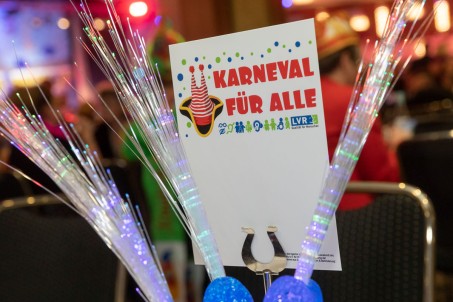Bei der Prinzenproklamation in Bonn sieht man eine Tischkarte mit dem &quot;Karneval f&uuml;r alle&quot;-Logo